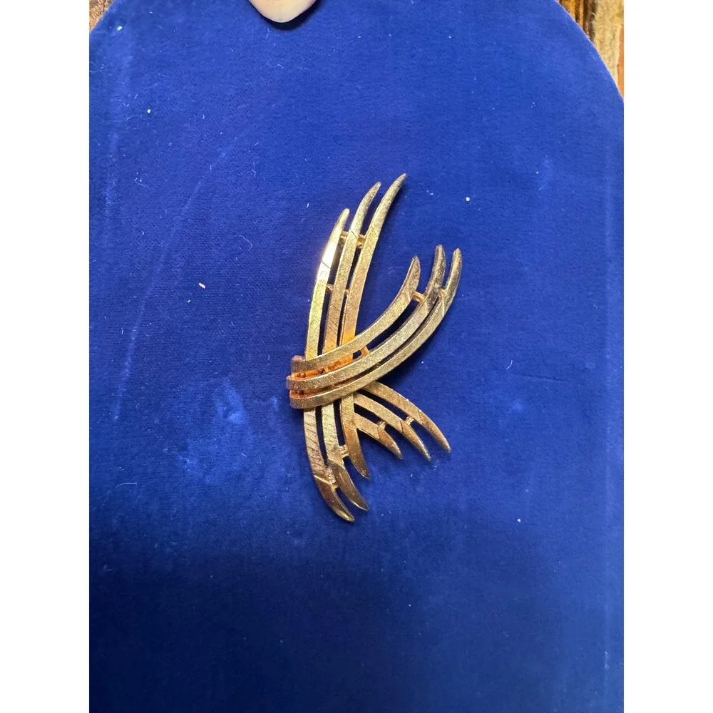 Vintage Gold Tone Textured Spray Brooch Mid Century Modern Curved Pin